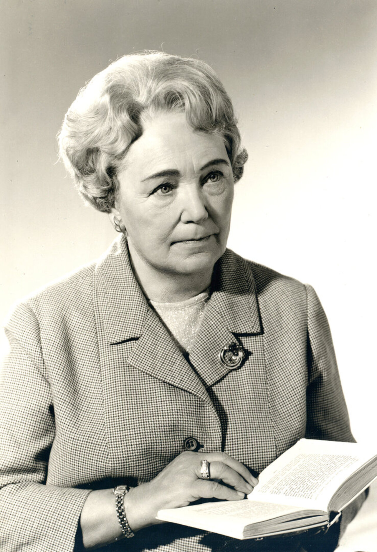 Maria Steurer mit Buch